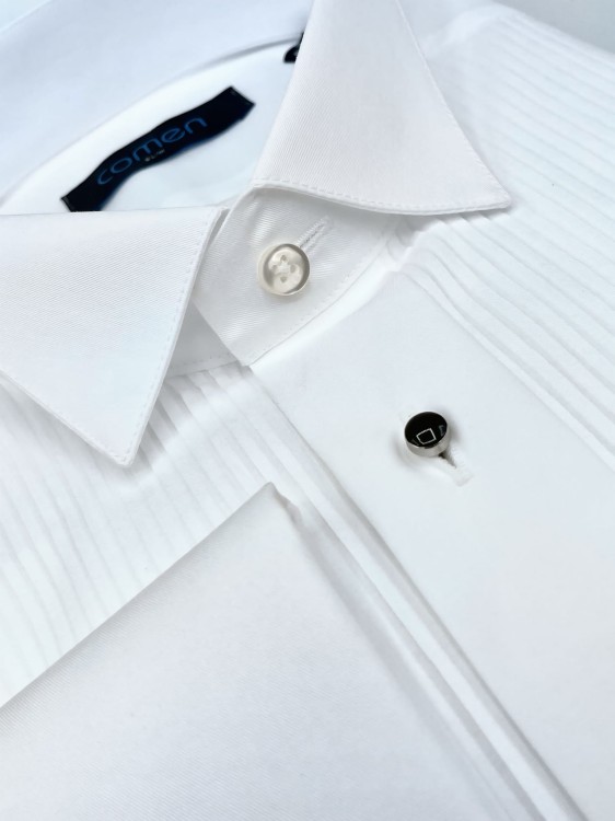 Biały smoking z pliskami.jpeg