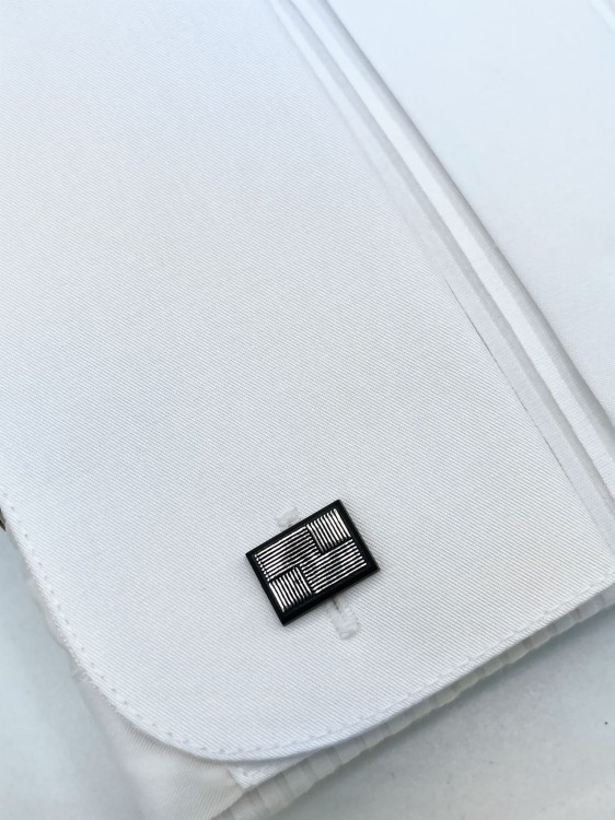 Biały smoking z pliskami mankiet.jpeg